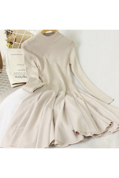 Moteriška laisvalaikio suknelė su ovalia iškirpte ir ilgomis rankovėmis