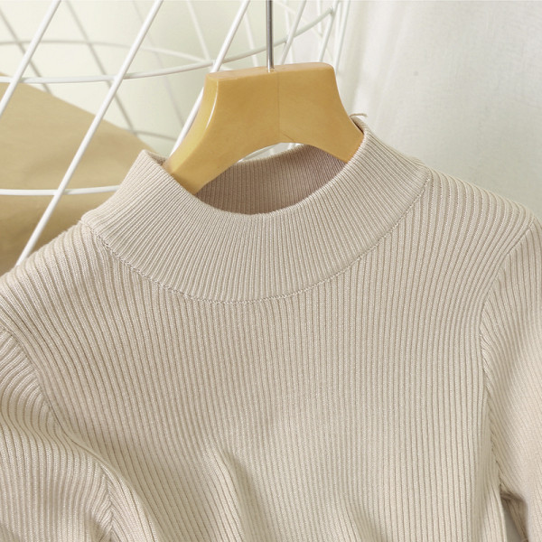 Moteriška laisvalaikio suknelė su ovalia iškirpte ir ilgomis rankovėmis