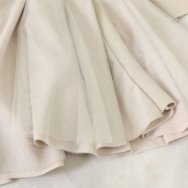 Moteriška laisvalaikio suknelė su ovalia iškirpte ir ilgomis rankovėmis