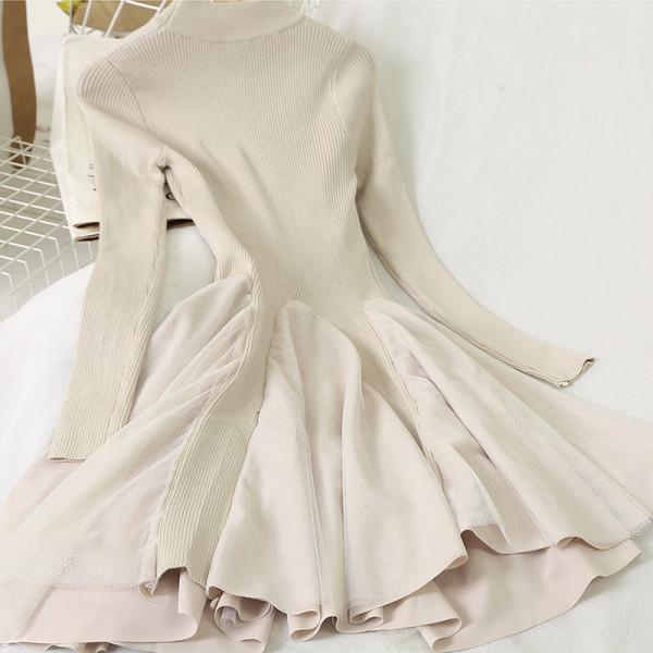 Moteriška laisvalaikio suknelė su ovalia iškirpte ir ilgomis rankovėmis