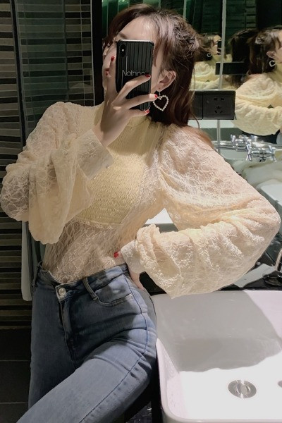 Liibuv naiste laiade varrukatega pluus