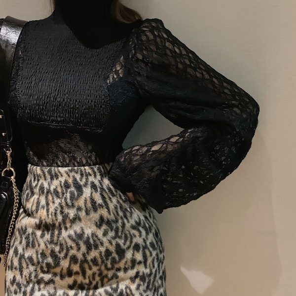 Liibuv naiste laiade varrukatega pluus