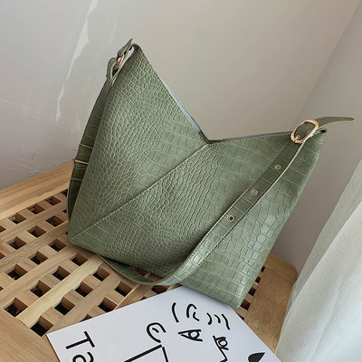 Ежедневна дамска  чанта от еко кожа с метално закопчаване