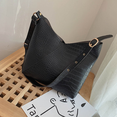 Ежедневна дамска  чанта от еко кожа с метално закопчаване