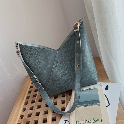 Ежедневна дамска  чанта от еко кожа с метално закопчаване