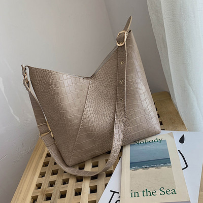 Ежедневна дамска  чанта от еко кожа с метално закопчаване