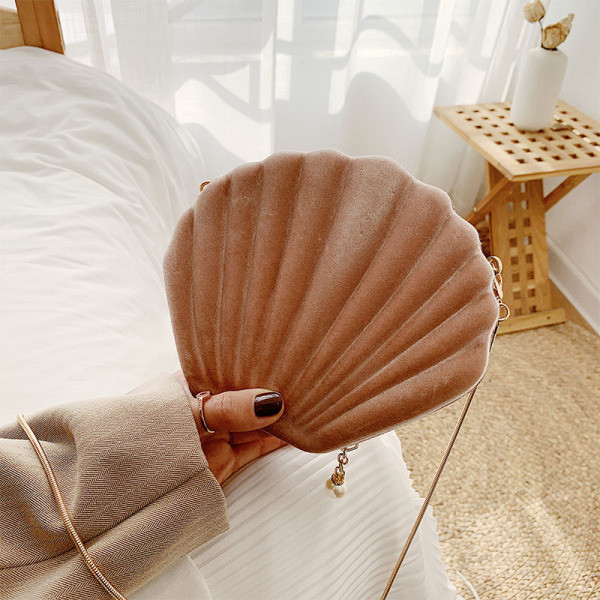 O geantă mică de damă din catifea în formă de scoică cu mâner lung