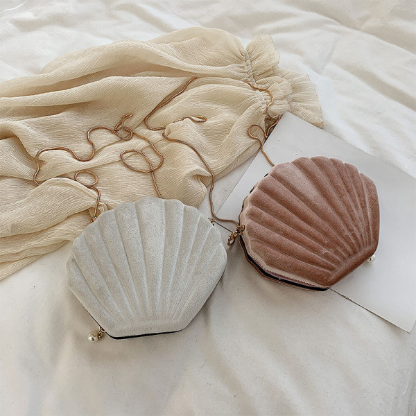 O geantă mică de damă din catifea în formă de scoică cu mâner lung