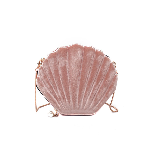 O geantă mică de damă din catifea în formă de scoică cu mâner lung