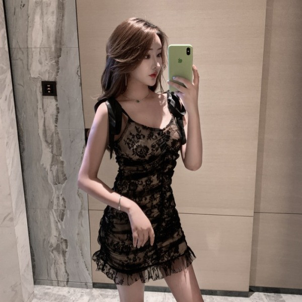 Új modell rövid ruha tüllel és csipkével