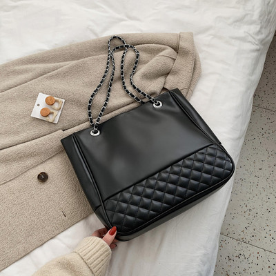 Eko bőrből készült alkalmi női táska lánccal