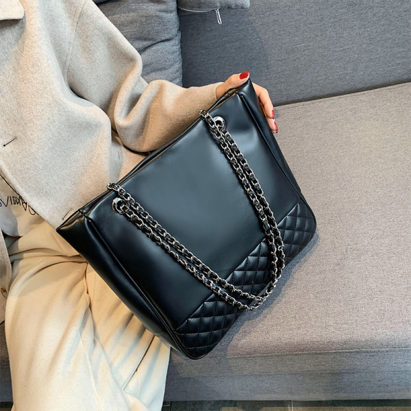 Eko bőrből készült alkalmi női táska lánccal