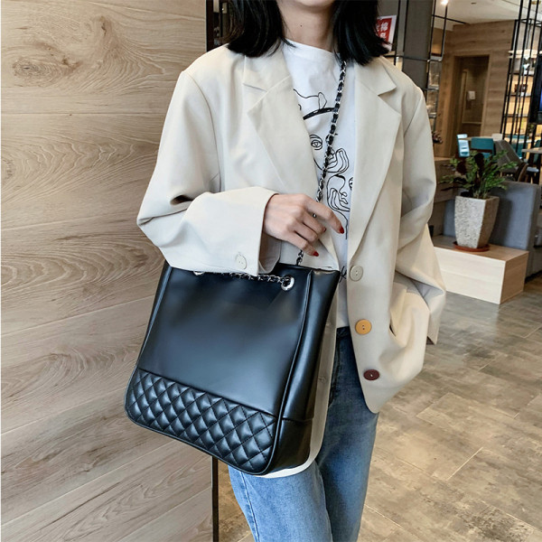 Eko bőrből készült alkalmi női táska lánccal