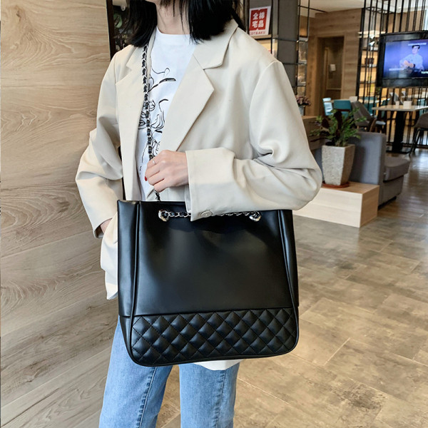 Eko bőrből készült alkalmi női táska lánccal