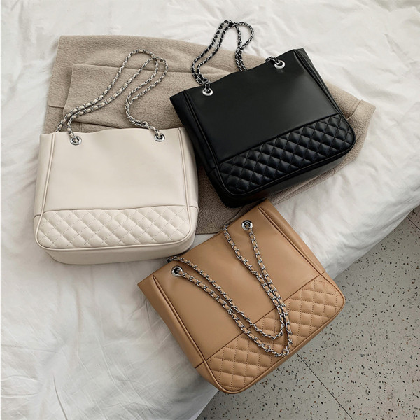 Eko bőrből készült alkalmi női táska lánccal