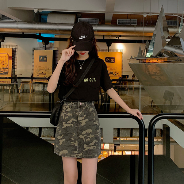 Modern női szoknya zsebekkel, magas derékkal