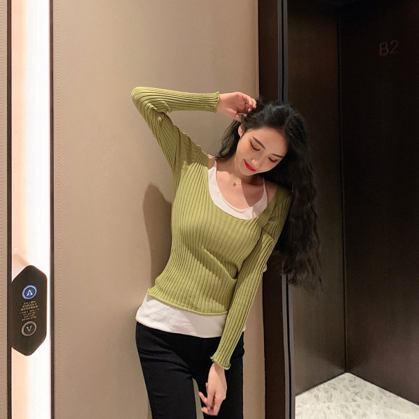 Moteriška palaidinė su nuleistomis rankovėmis ir palaidine imitacija