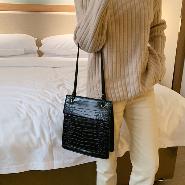 Laisvalaikio moteriška odinė rankinė su ilga rankena