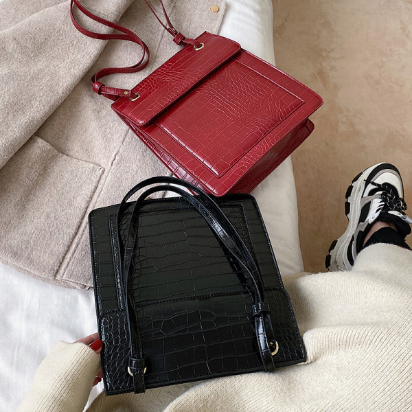 Laisvalaikio moteriška odinė rankinė su ilga rankena