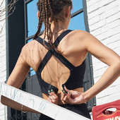 Moteriška sportinė krūtinė su kryžminiais dirželiais iš greitai džiūstančio audinio