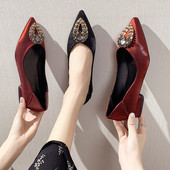 Mūsdienīgi sieviešu apavi ar metāla sprādzi - smails modelis