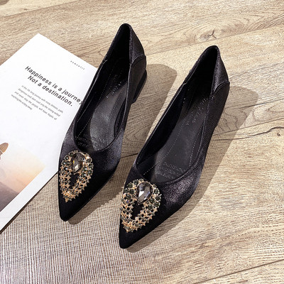 Mūsdienīgi sieviešu apavi ar metāla sprādzi - smails modelis