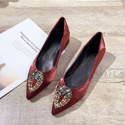 Mūsdienīgi sieviešu apavi ar metāla sprādzi - smails modelis