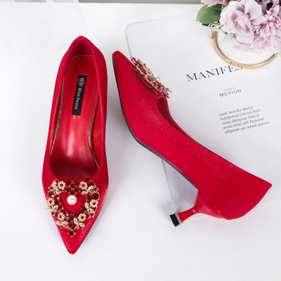 Модерни дамски обувки заострен модел с тънък ток и катарама 