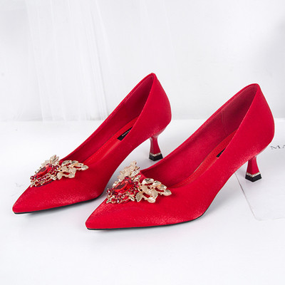 Модерни дамски обувки заострен модел с тънък ток и катарама 