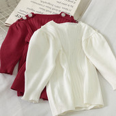 Női blúz ovális nyakkivágással és 3/4-es ujjakkal