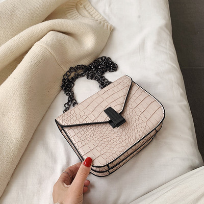 Стилна дамска кожена чанта с верижка и метално закопчаване