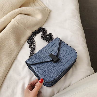 Стилна дамска кожена чанта с верижка и метално закопчаване