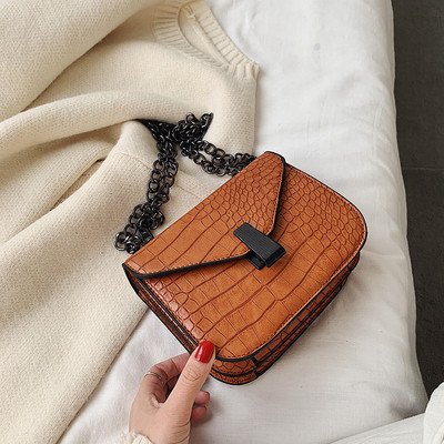 Стилна дамска кожена чанта с верижка и метално закопчаване