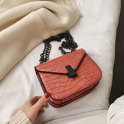 Стилна дамска кожена чанта с верижка и метално закопчаване