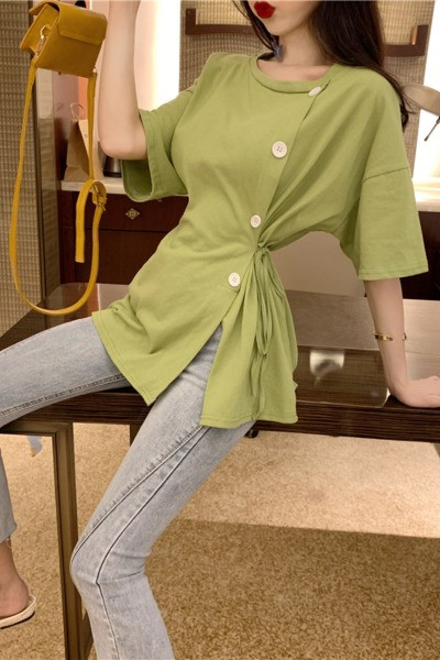 Alkalmi női blúz gombokkal és nyakkendőkkel