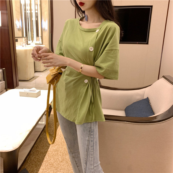 Alkalmi női blúz gombokkal és nyakkendőkkel