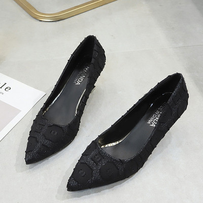 Šiuolaikiniai moteriški batai smailaus modelio plonu žemu kulnu