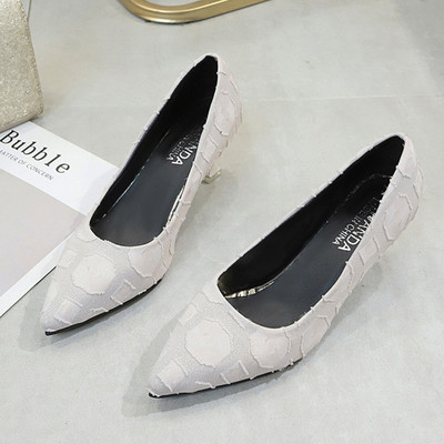 Šiuolaikiniai moteriški batai smailaus modelio plonu žemu kulnu