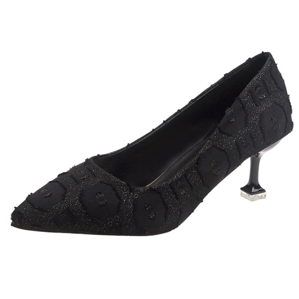 Šiuolaikiniai moteriški batai smailaus modelio plonu žemu kulnu