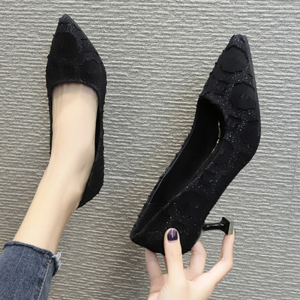 Šiuolaikiniai moteriški batai smailaus modelio plonu žemu kulnu