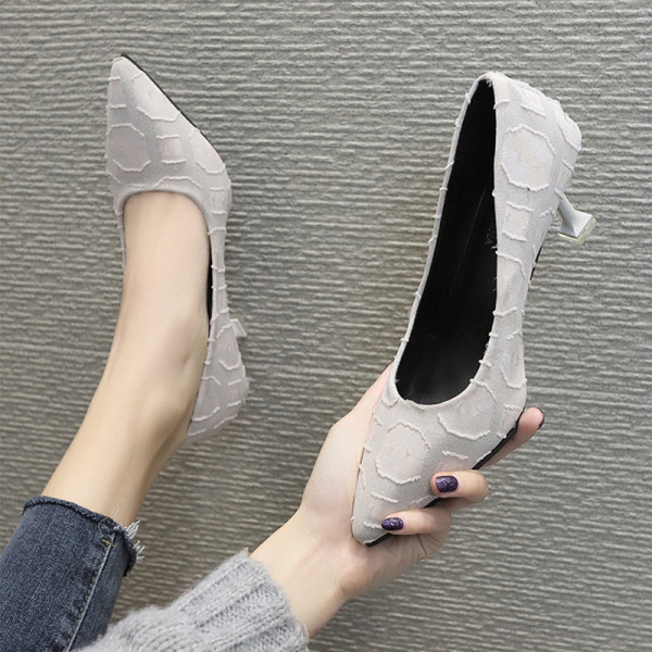 Šiuolaikiniai moteriški batai smailaus modelio plonu žemu kulnu