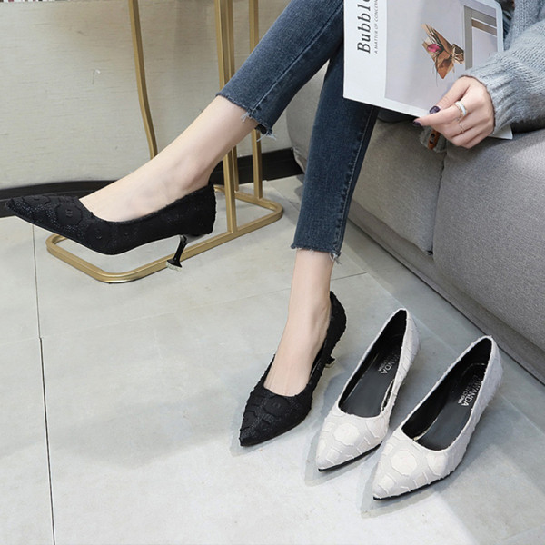 Šiuolaikiniai moteriški batai smailaus modelio plonu žemu kulnu