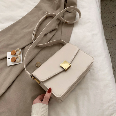 Kasdieninis moteriškas krepšys su metaliniu užsegimu ir ilga rankena