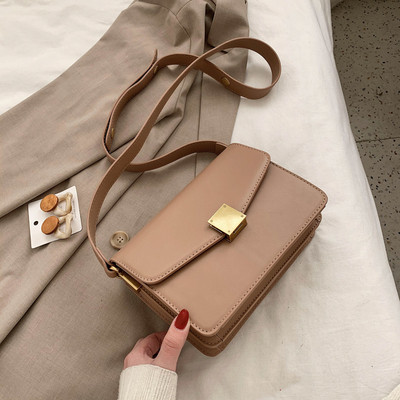 Kasdieninis moteriškas krepšys su metaliniu užsegimu ir ilga rankena