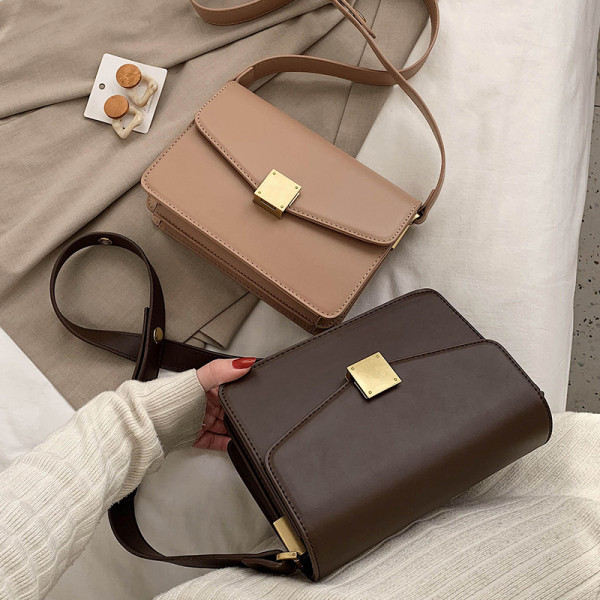 Kasdieninis moteriškas krepšys su metaliniu užsegimu ir ilga rankena