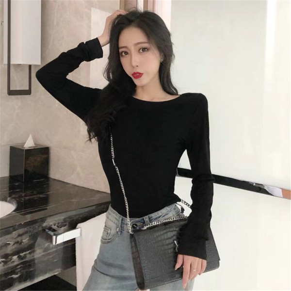 Modern női blúz csupasz háttal és ovális nyakkivágással