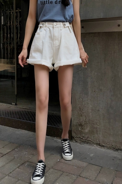 Jauns sieviešu šortu modelis - plats modelis