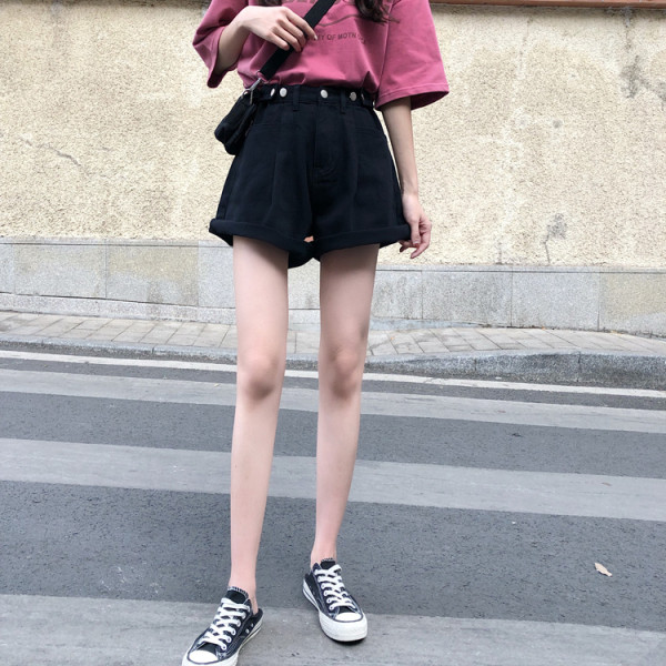 Jauns sieviešu šortu modelis - plats modelis