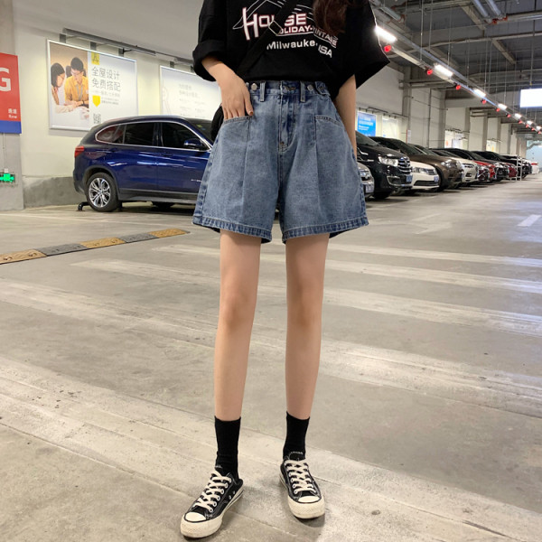 Jauns sieviešu šortu modelis - plats modelis