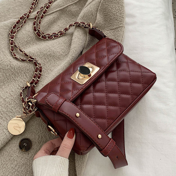 Pika metallketiga igapäevane naistekott